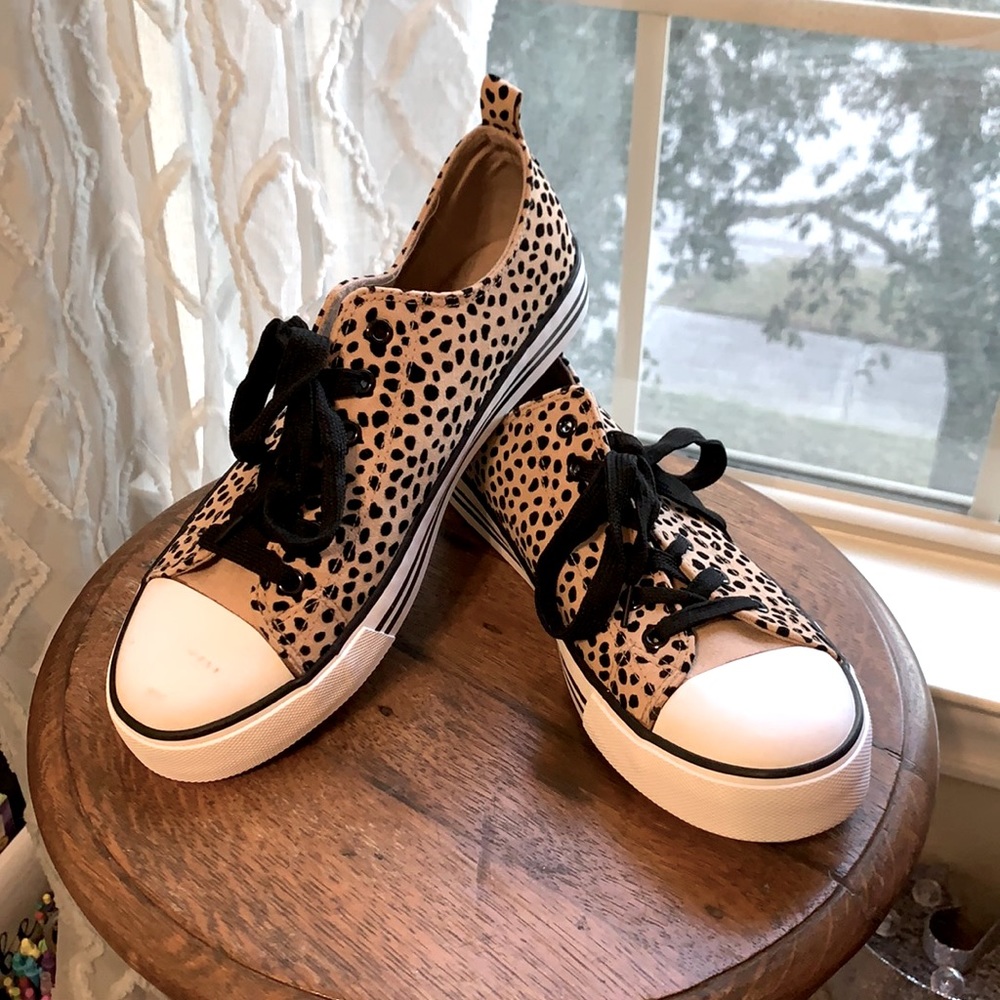 Tennis shoes